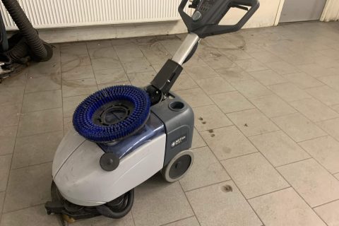 Akumuliatorinė grindų plovimo mašina NILFISK SC351